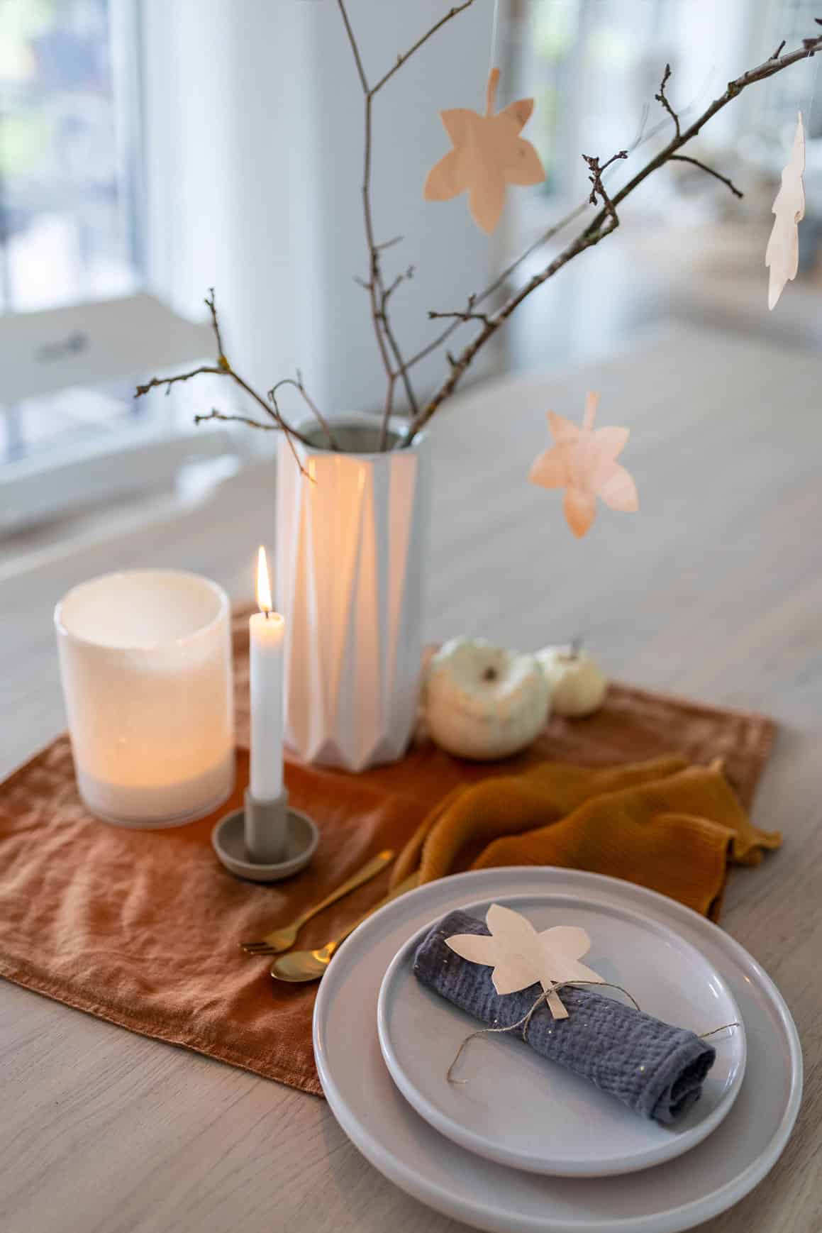 Kreative Herbst-Deko basteln: Hol dir den Scandi-Look mit einfachen Furnierholz-Blättern