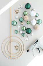 In der Schwebe: Dekoring mit Christbaumkugeln