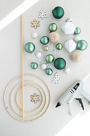 In der Schwebe: Dekoring mit Christbaumkugeln