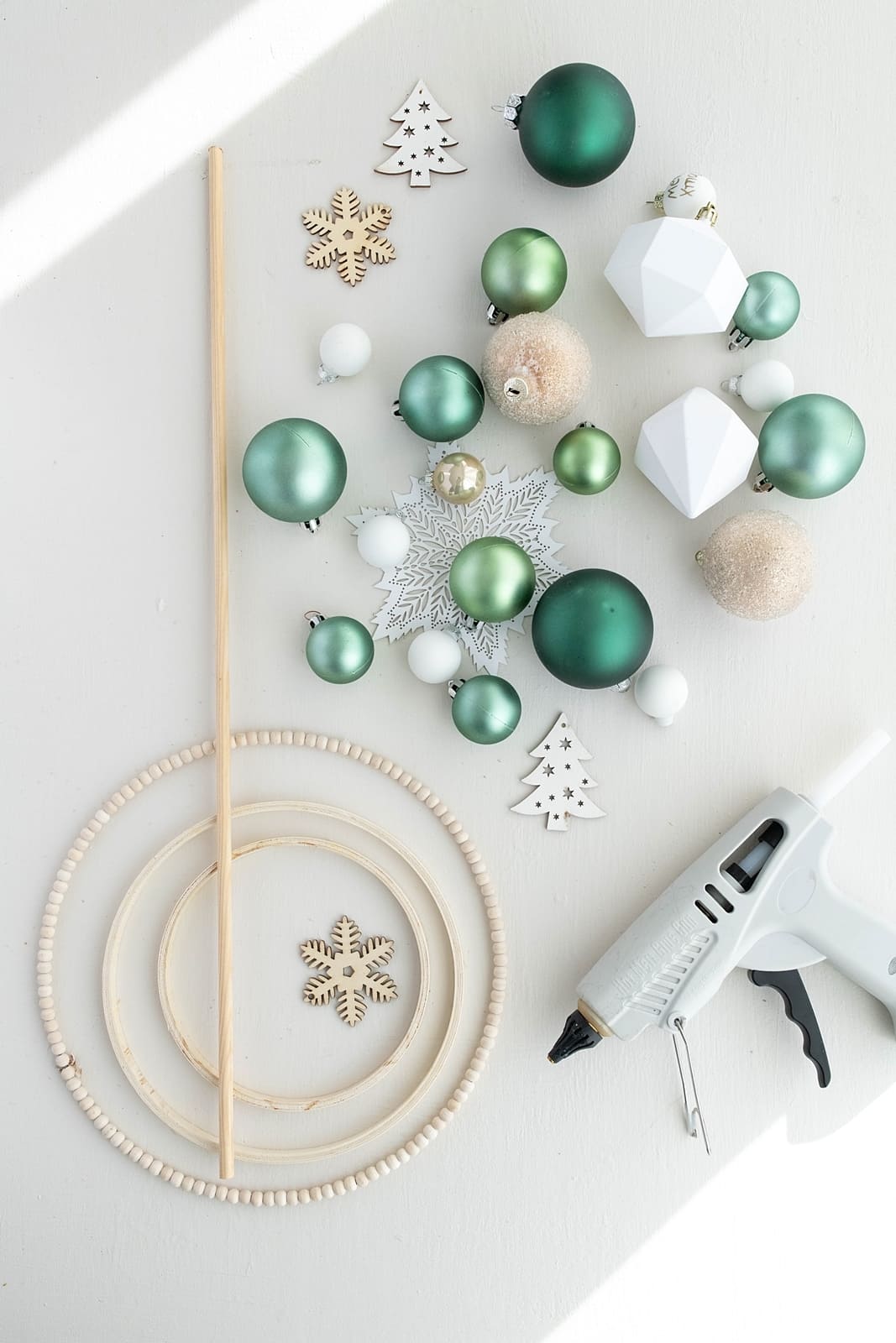 In der Schwebe: Dekoring mit Christbaumkugeln