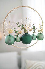 In der Schwebe: Dekoring mit Christbaumkugeln