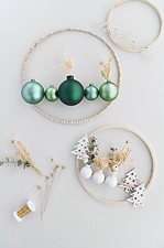 In der Schwebe: Dekoring mit Christbaumkugeln