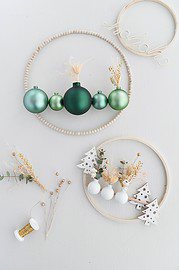 In der Schwebe: Dekoring mit Christbaumkugeln