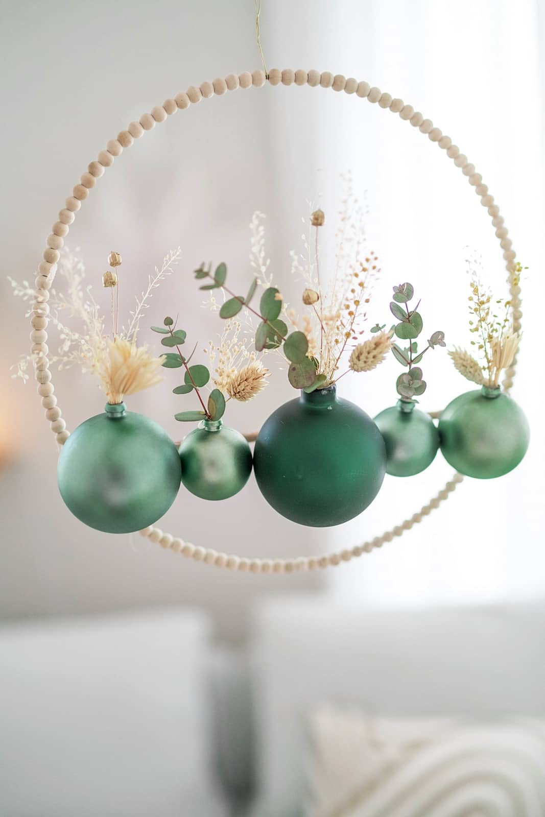 In der Schwebe: Dekoring mit Christbaumkugeln