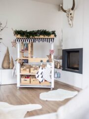 Unser Kaufladen wird weihnachtlich – Einen Weihnachtsmarktstand für Kinder basteln