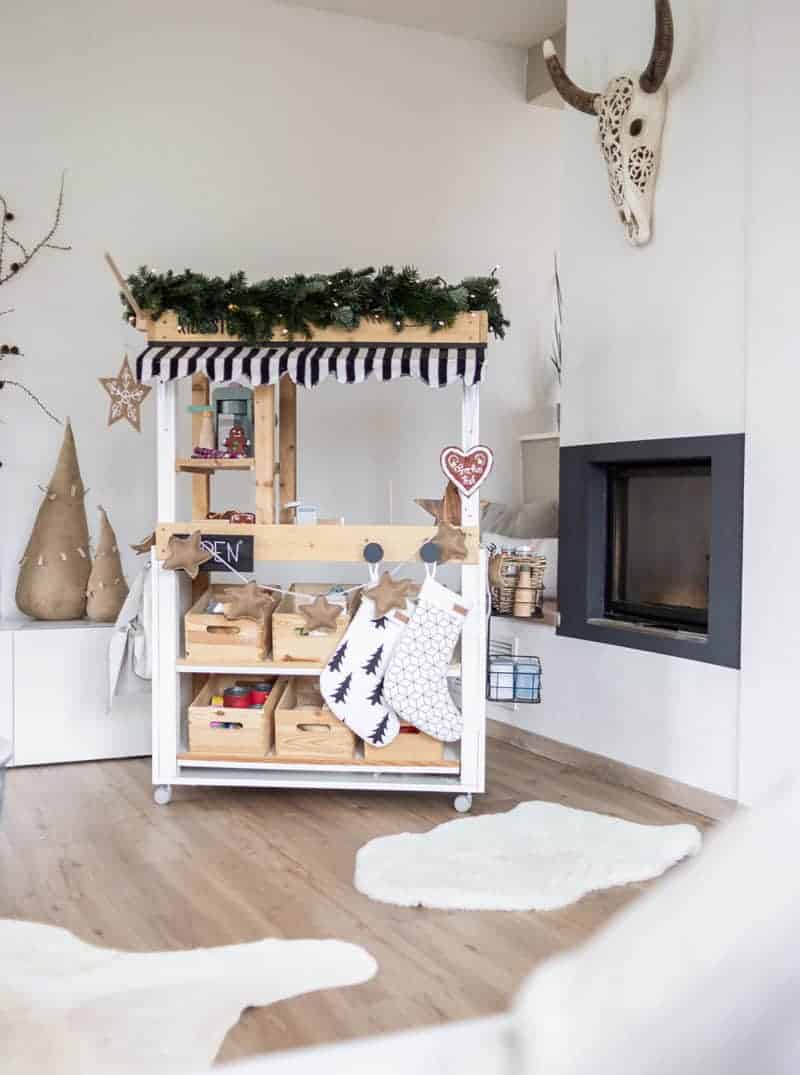 Unser Kaufladen wird weihnachtlich – Einen Weihnachtsmarktstand für Kinder basteln
