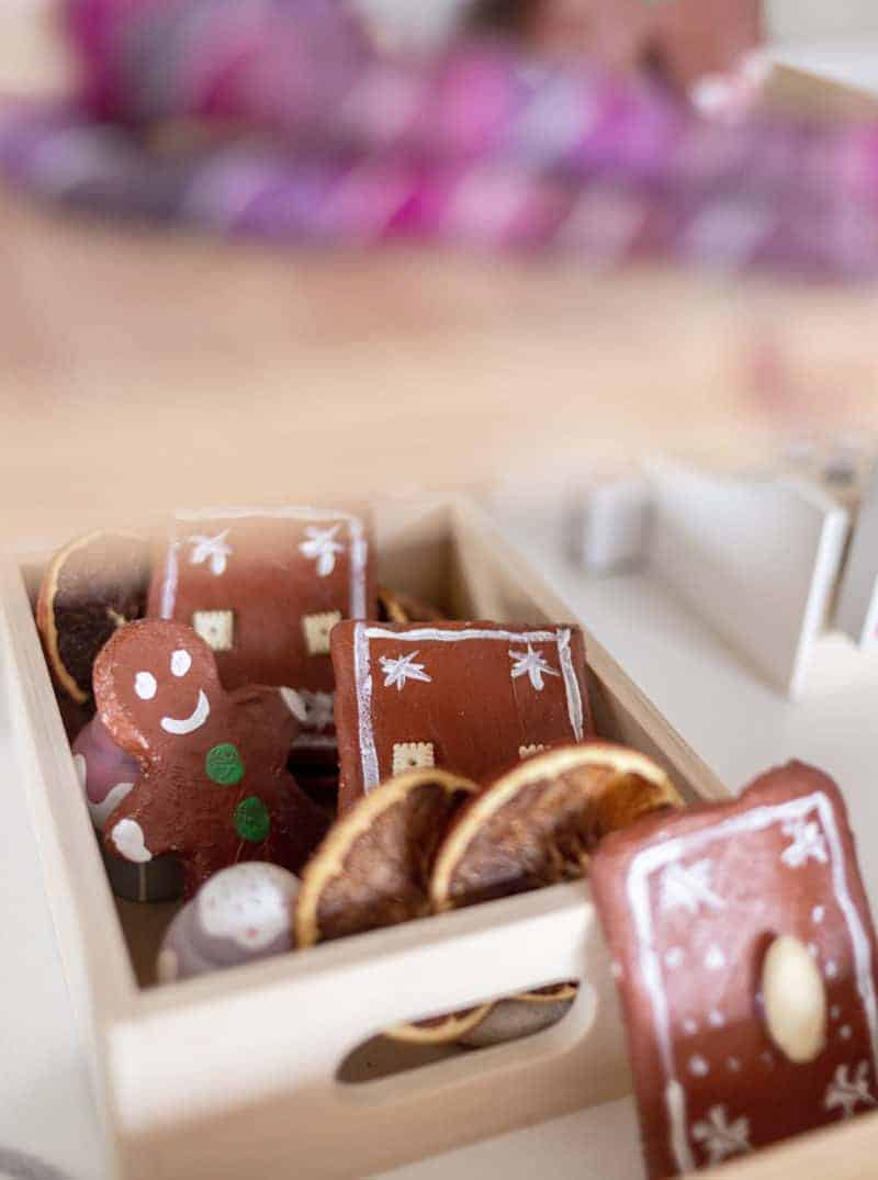 Unser Kaufladen wird weihnachtlich – Einen Weihnachtsmarktstand für Kinder basteln