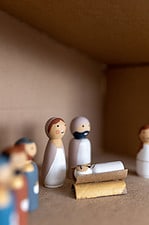 DIY-Anleitung für eine Weihnachtskrippe – Holz-Krippenfiguren für Kinder basteln