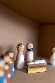 DIY-Anleitung für eine Weihnachtskrippe – Holz-Krippenfiguren für Kinder basteln