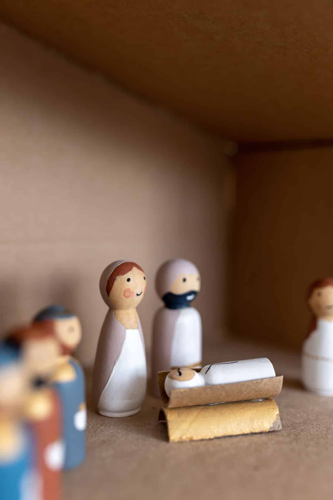 DIY-Anleitung für eine Weihnachtskrippe – Holz-Krippenfiguren für Kinder basteln