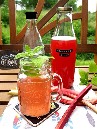 Selbstgemachter Rhabarbersirup
