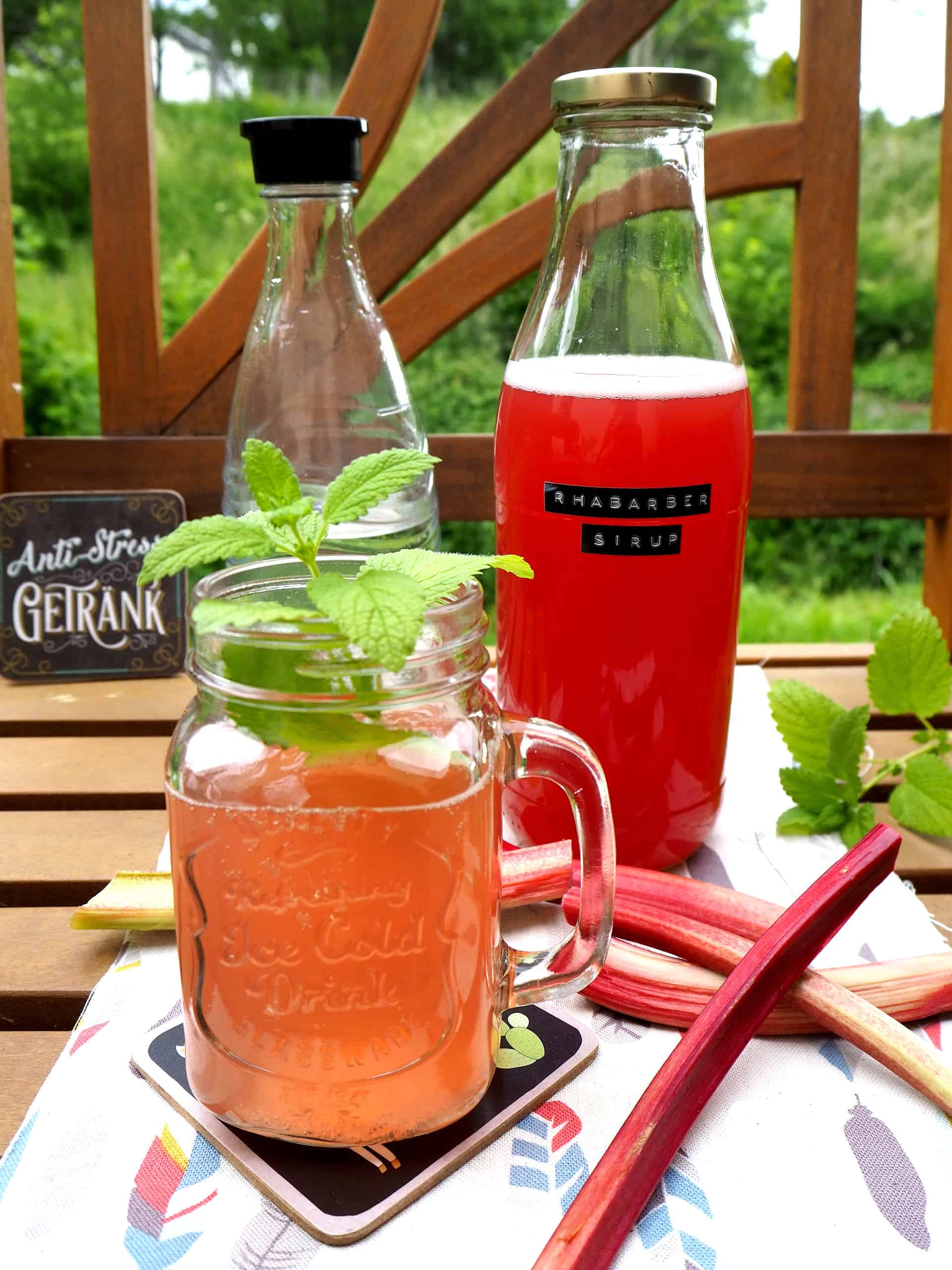 Selbstgemachter Rhabarbersirup