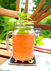 Selbstgemachter Rhabarbersirup