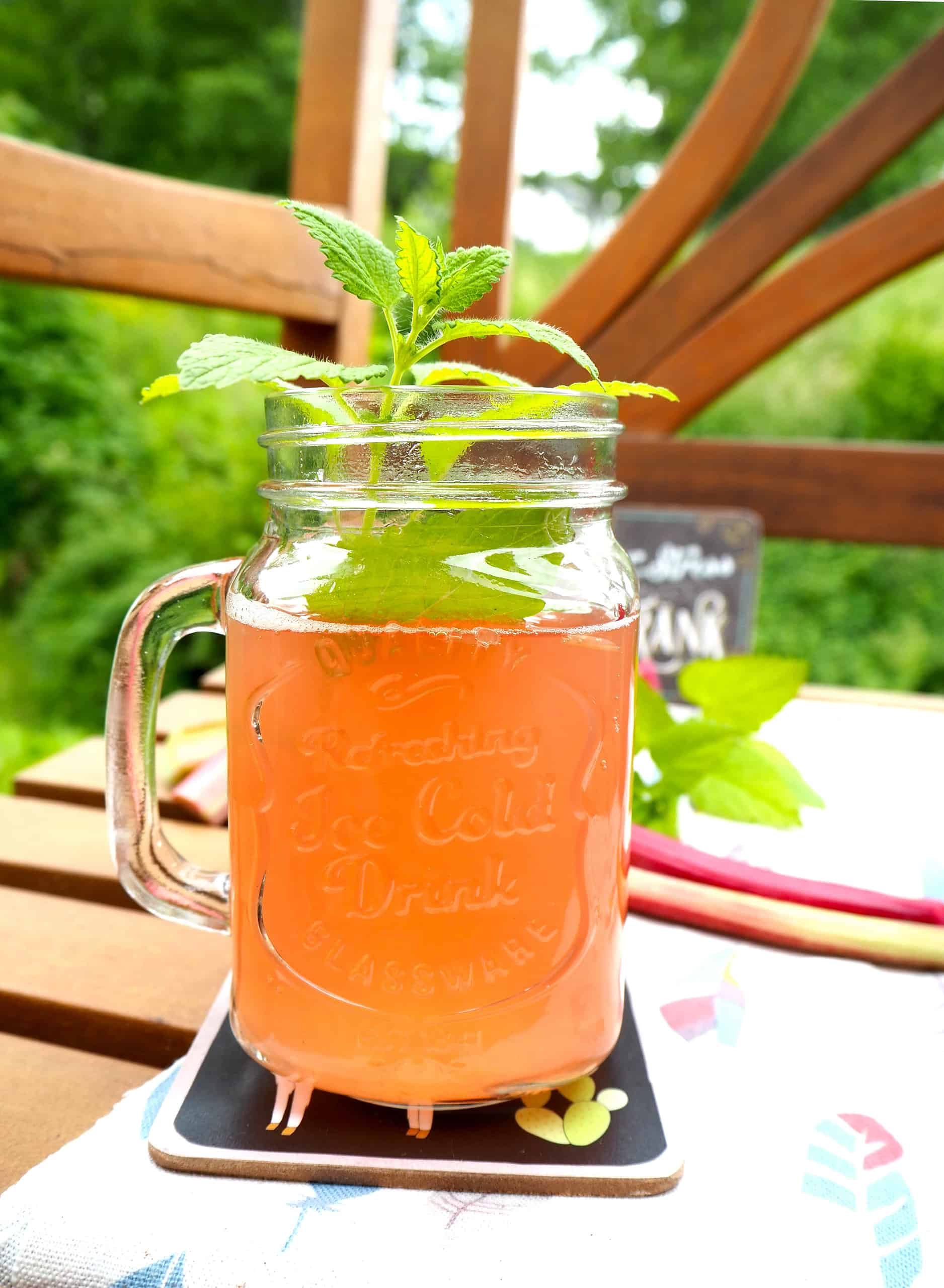 Selbstgemachter Rhabarbersirup