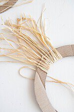 Boho Deko: Natürlich schön – Kranz aus Naturbast und Karton