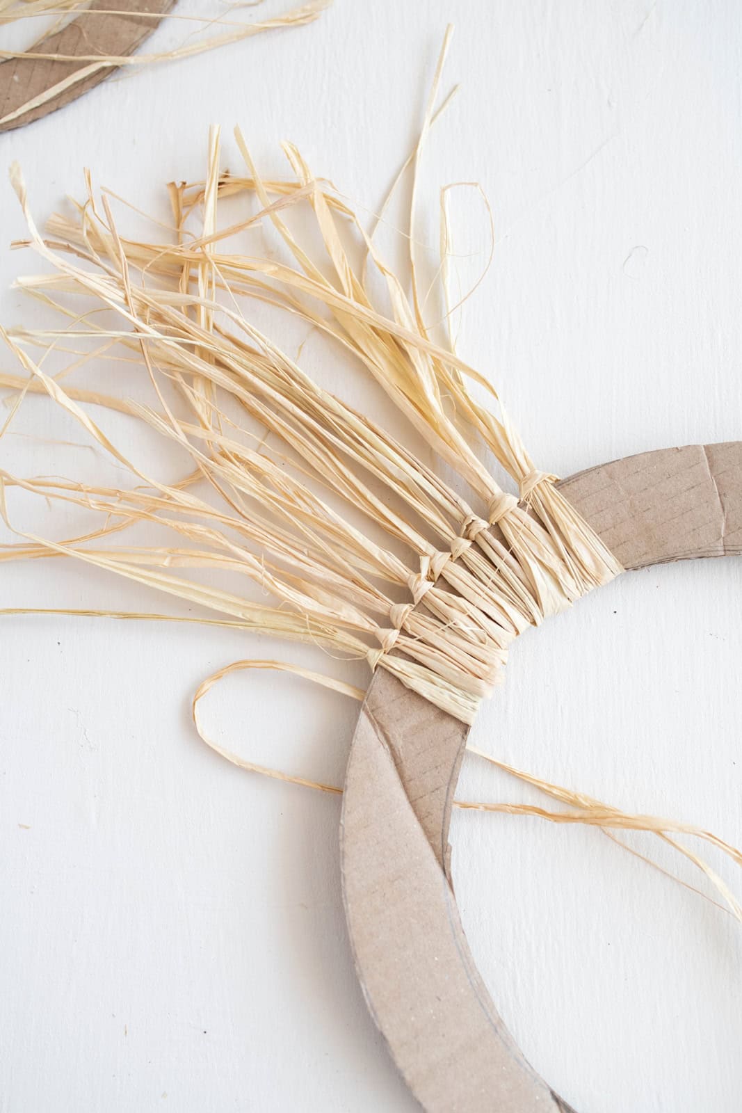 Boho Deko: Natürlich schön – Kranz aus Naturbast und Karton