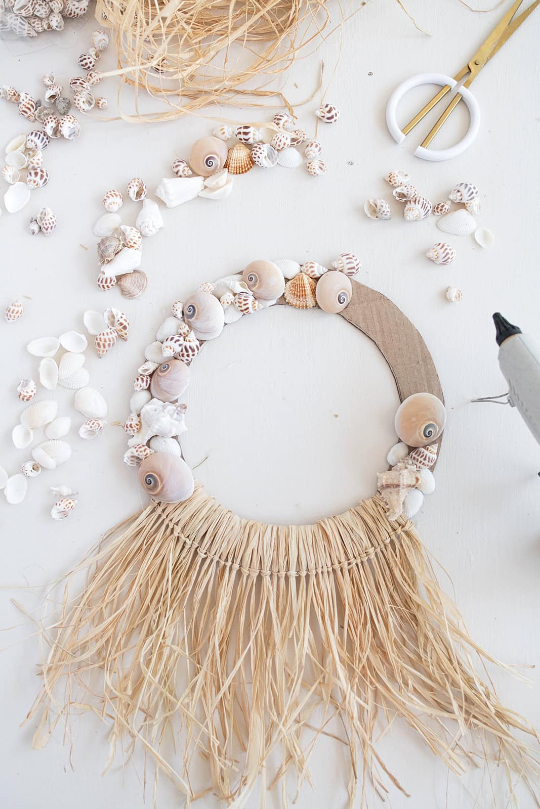 Boho Deko: Natürlich schön – Kranz aus Naturbast und Karton