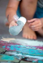 Flüssige Kreide selber machen: Ein Sommer-DIY zum Basteln mit Kindern