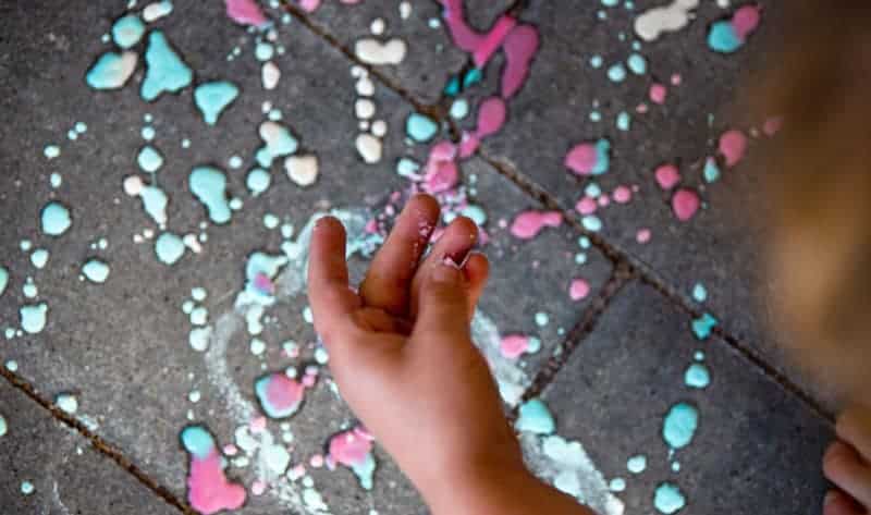 Flüssige Kreide selber machen: Ein Sommer-DIY zum Basteln mit Kindern