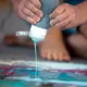 Flüssige Kreide selber machen: Ein Sommer-DIY zum Basteln mit Kindern