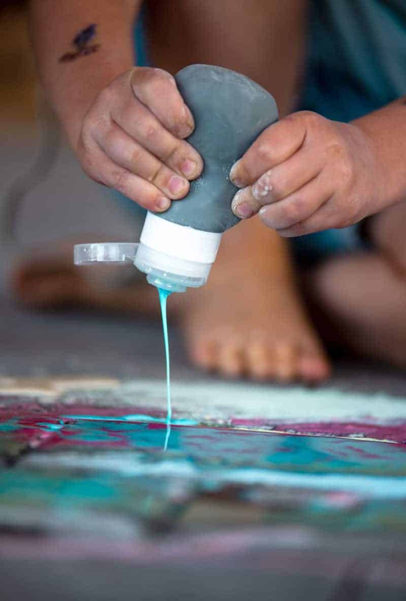 Flüssige Kreide selber machen: Ein Sommer-DIY zum Basteln mit Kindern