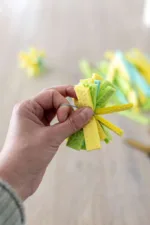 Wasserbomben aus Schwammtüchern basteln – sommerliches DIY für Kinder