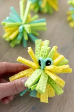 Wasserbomben aus Schwammtüchern basteln – sommerliches DIY für Kinder
