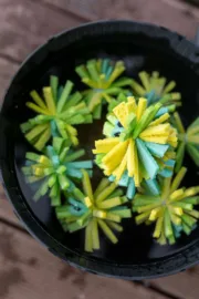 Wasserbomben aus Schwammtüchern basteln – sommerliches DIY für Kinder
