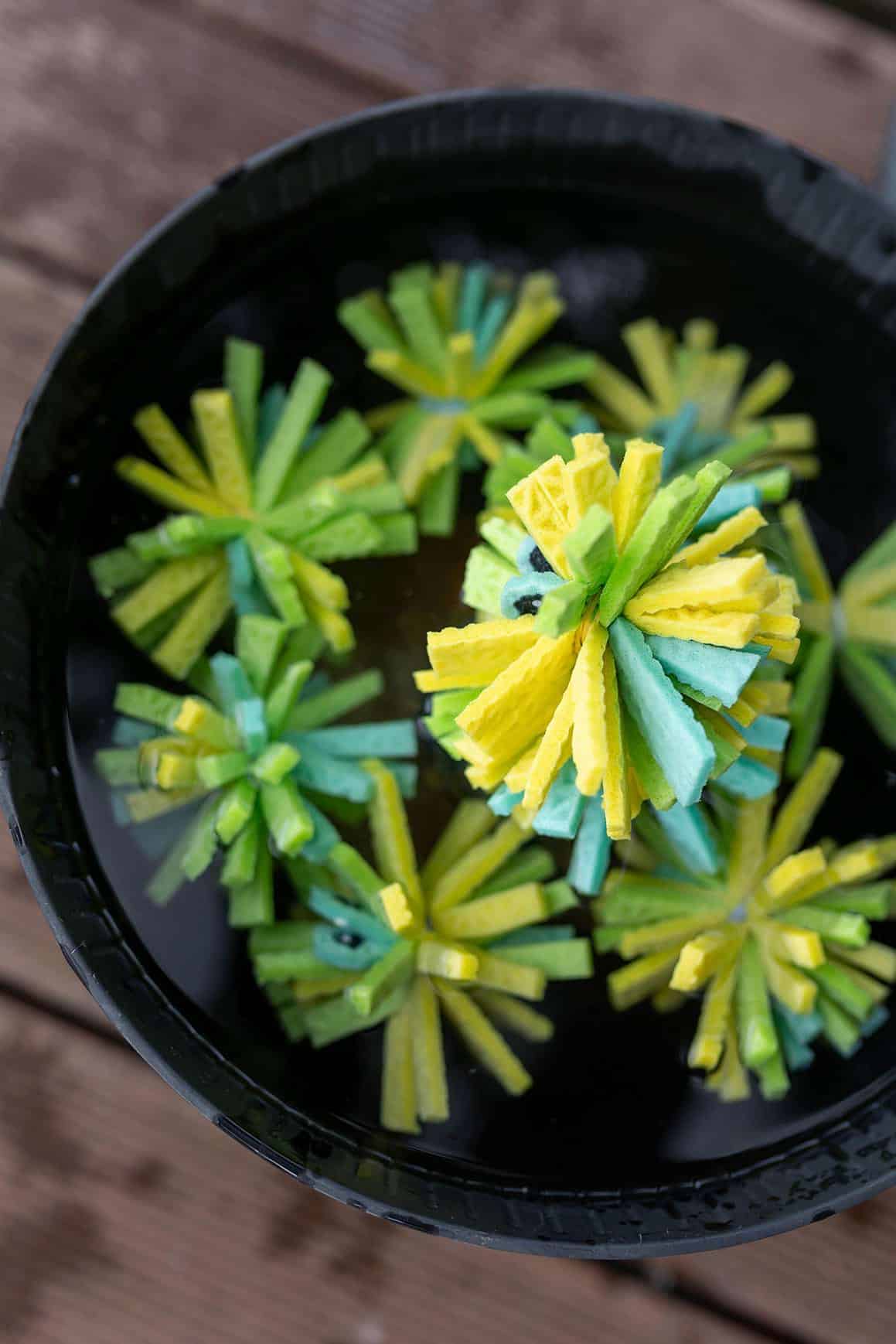Wasserbomben aus Schwammtüchern basteln – sommerliches DIY für Kinder