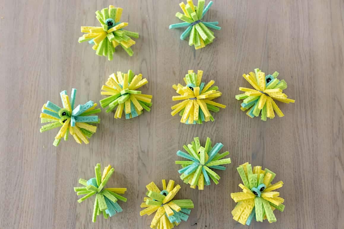 Wasserbomben aus Schwammtüchern basteln – sommerliches DIY für Kinder