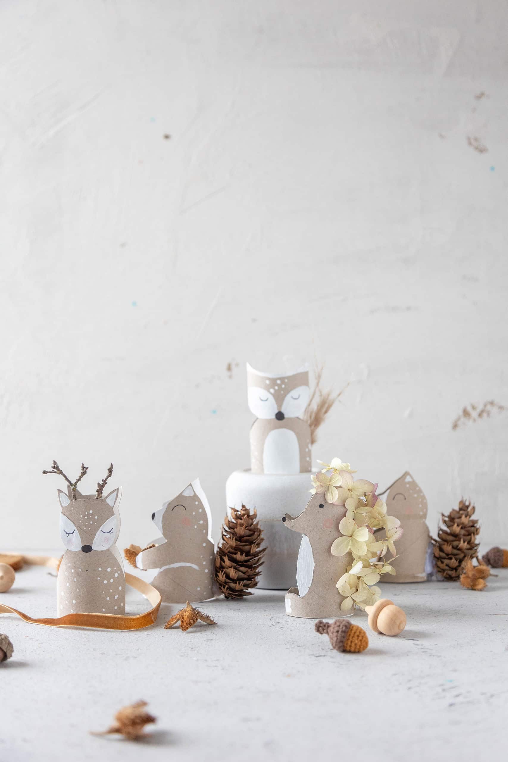 Basteln mit Kindern im Herbst: Waldtiere aus Klorollen und Naturmaterialien
