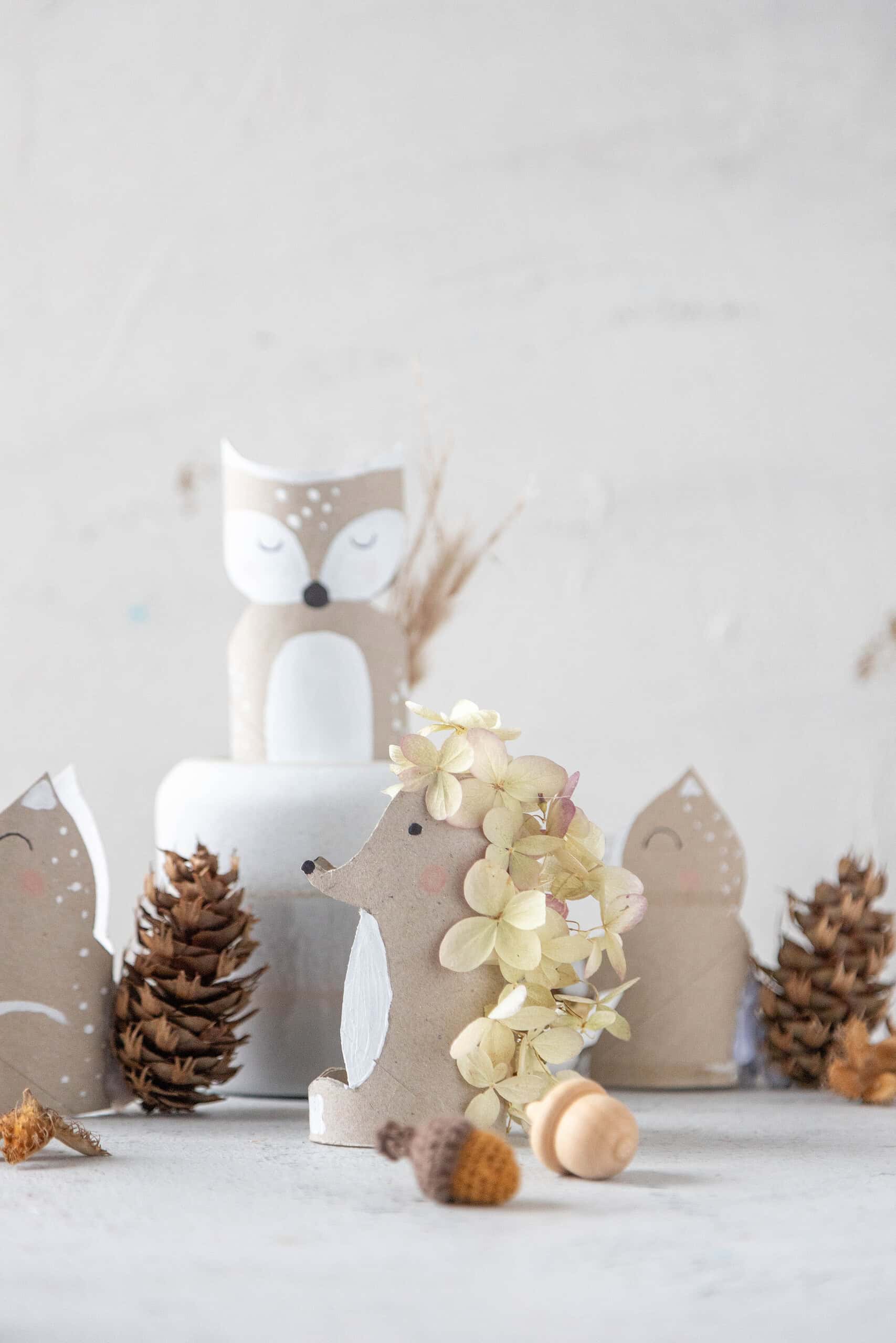Basteln mit Kindern im Herbst: Waldtiere aus Klorollen und Naturmaterialien