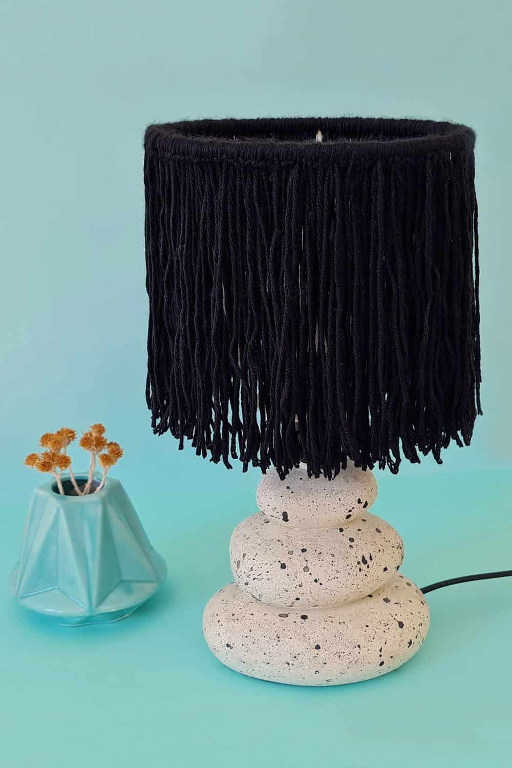 Upcycling-Lampe mit Fransen / DIY Tischlampe aus Sperrmüll