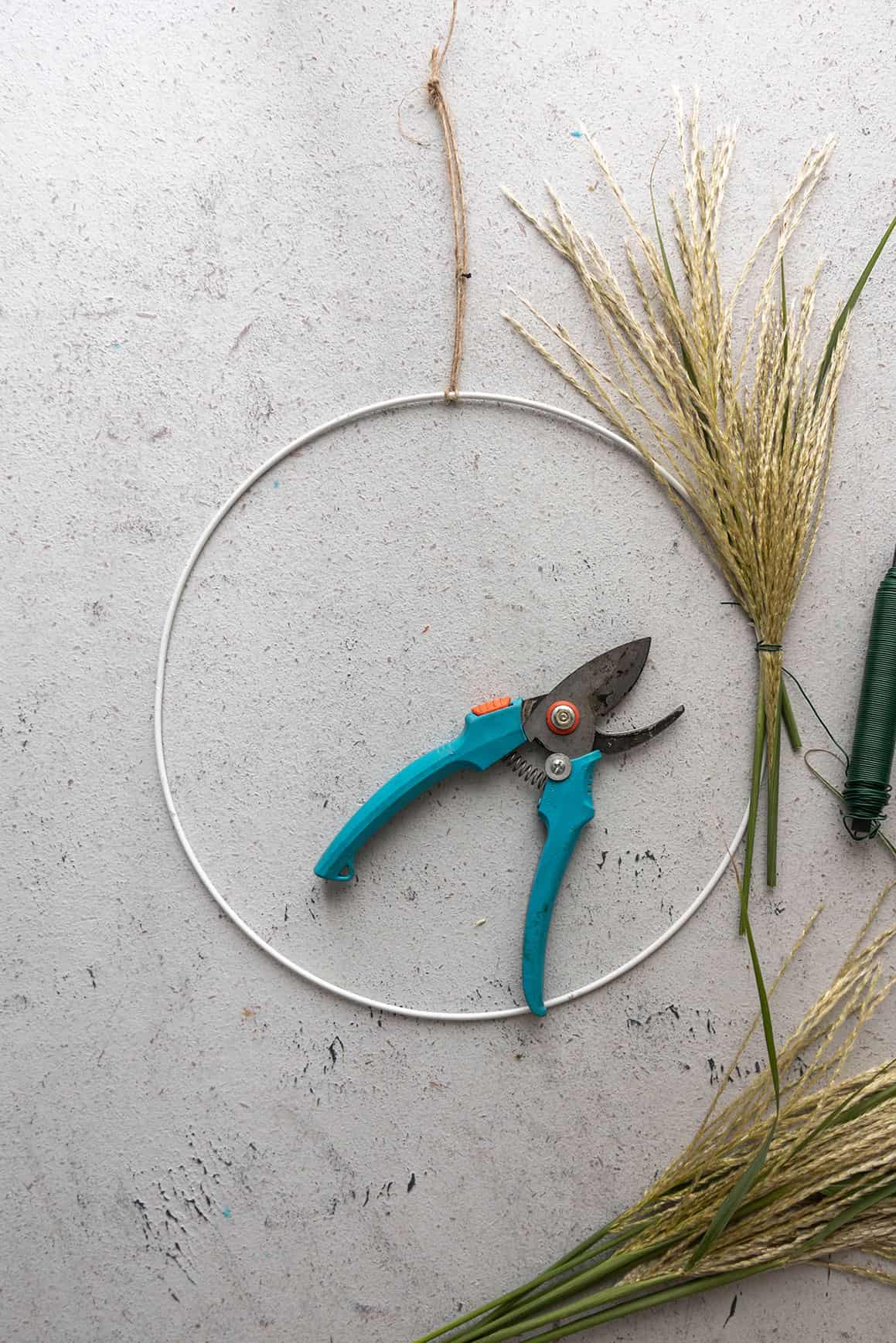 DIY Herbstkranz aus Gräsern binden
