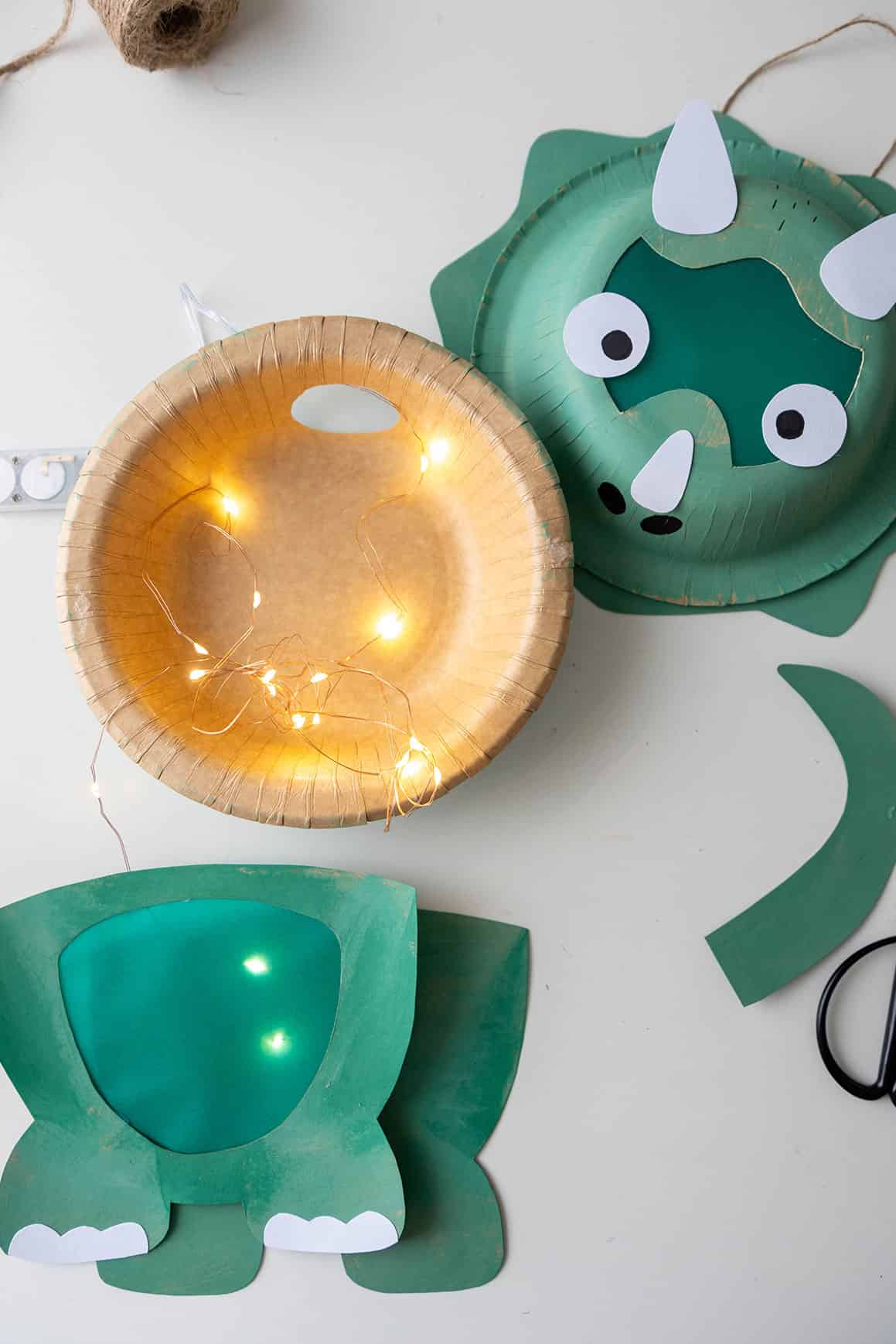 Einfache DIY-Idee für den Laternenumzug: Dino Laterne basteln