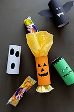 Halloween-Bastelideen mit Klorollen – Kinder basteln Monster, Bonbons und schaurige Laterne