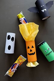 Halloween-Bastelideen mit Klorollen – Kinder basteln Monster, Bonbons und schaurige Laterne
