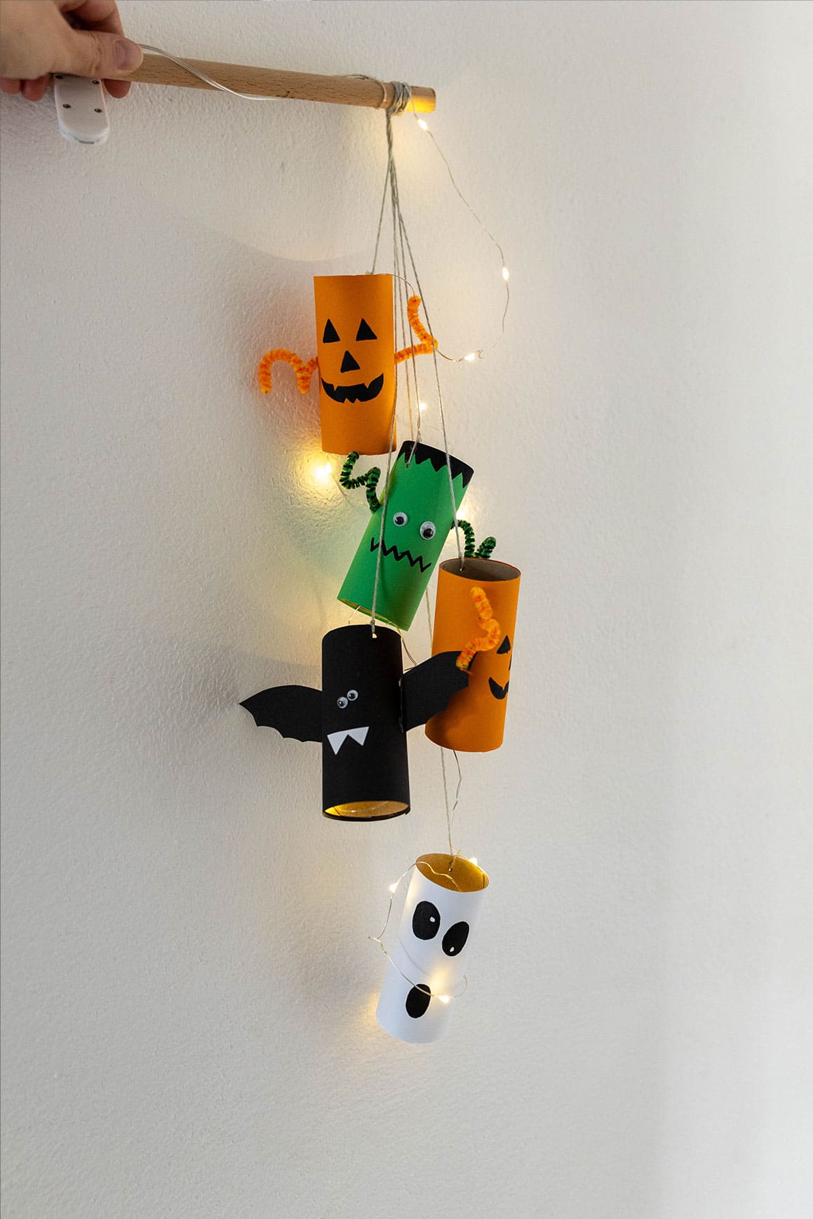 Halloween-Bastelideen mit Klorollen – Kinder basteln Monster, Bonbons und schaurige Laterne