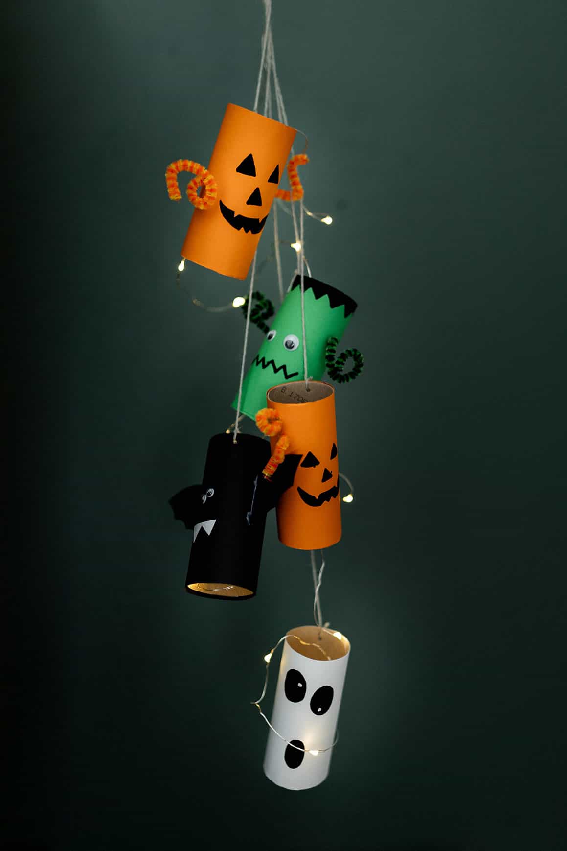 Halloween-Bastelideen mit Klorollen – Kinder basteln Monster, Bonbons und schaurige Laterne