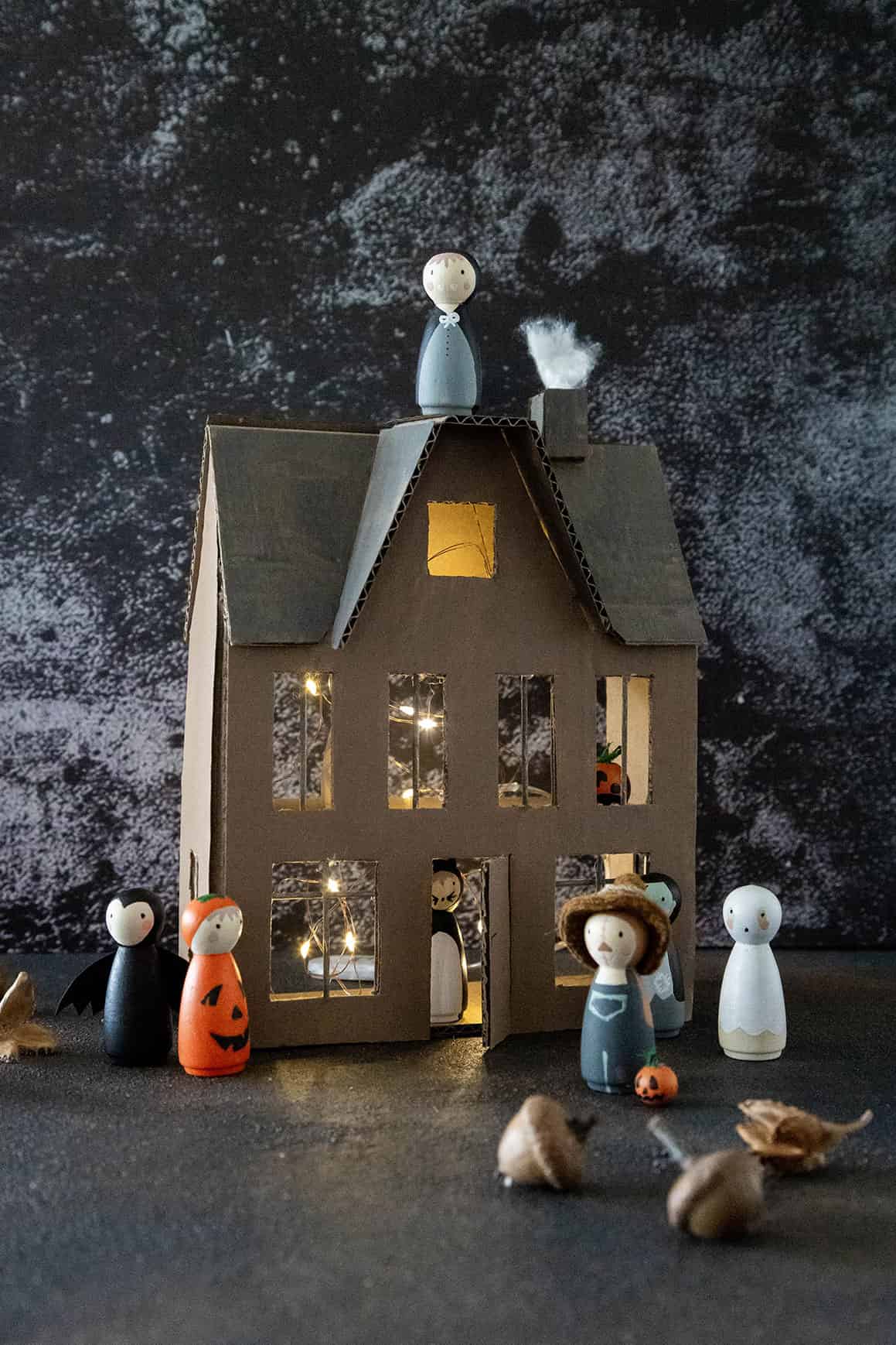 Halloween Deko – Holzstabfiguren und Gespensterspuk-Haus