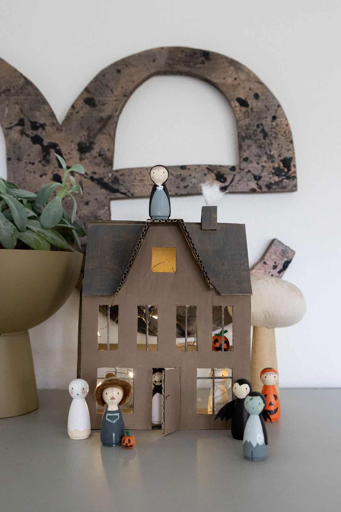 Halloween Deko – Holzstabfiguren und Gespensterspuk-Haus