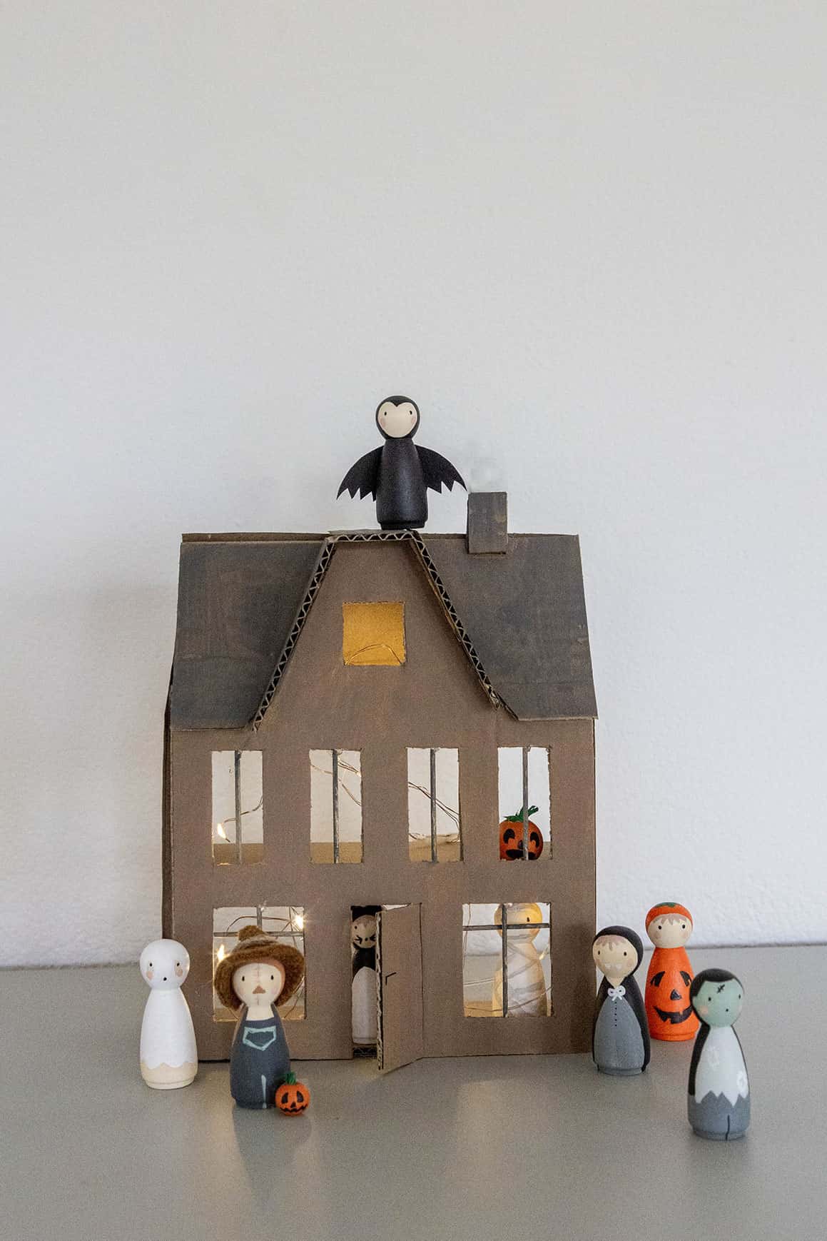 Halloween Deko – Holzstabfiguren und Gespensterspuk-Haus