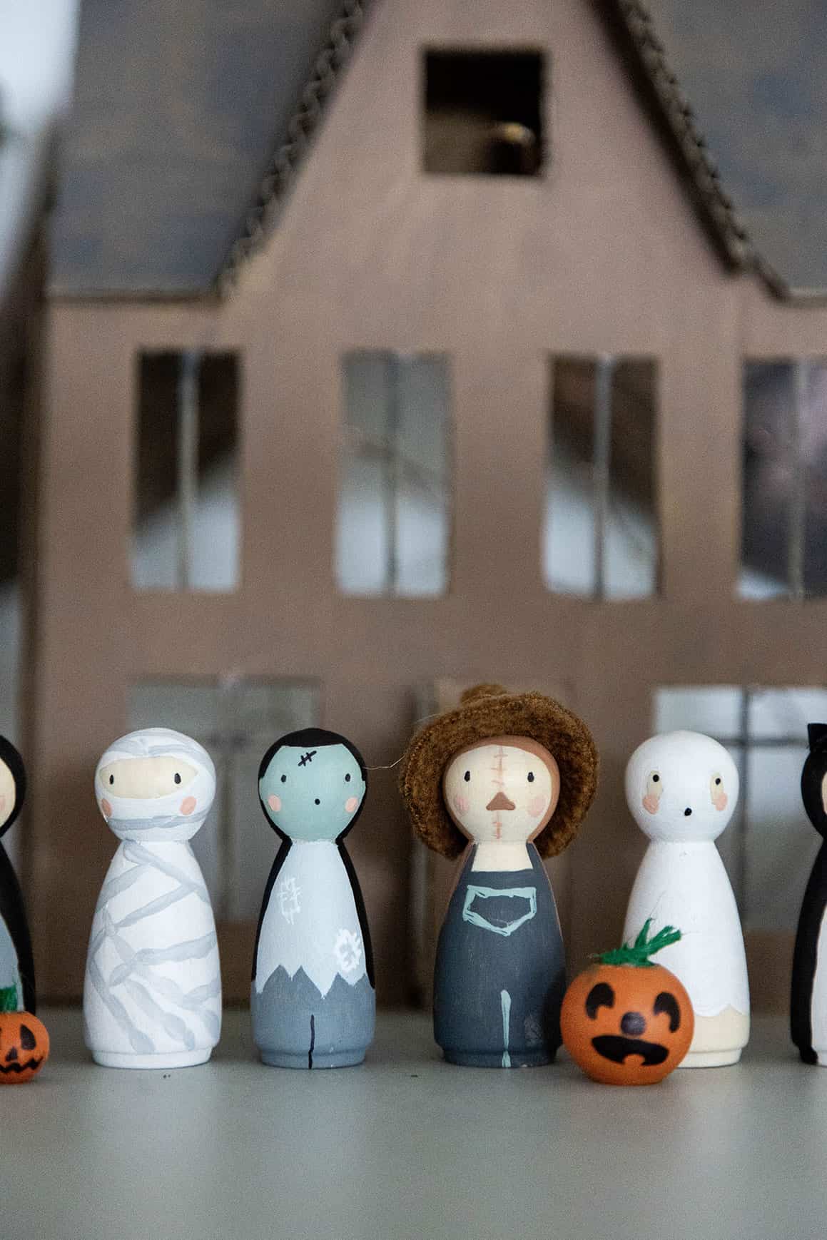 Halloween Deko – Holzstabfiguren und Gespensterspuk-Haus