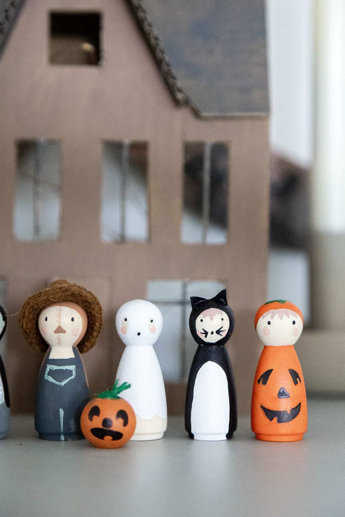 Halloween Deko – Holzstabfiguren und Gespensterspuk-Haus