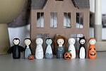 Halloween Deko – Holzstabfiguren und Gespensterspuk-Haus