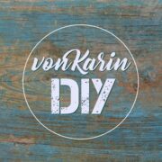 Handmade Kultur DIY Logo auf einer rustikalen Holzoberfläche, betont handgemachte Kreativität und kreative Projekte für DIY-Enthusiasten.