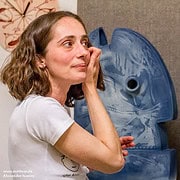Künstlerin betrachtet ihre Skulptur bei HANDMADE Kultur, kreative Handwerkskunst, Kunstinstallation, handgemachte Kunstwerke, kreative Ausdrucksform, Kunstveranstaltung in Deutschland.