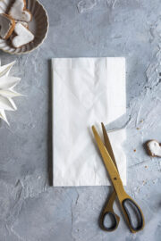 Weihnachtsdeko aus Butterbrottüten basteln – Anleitung für Sterne und Schneeflocken