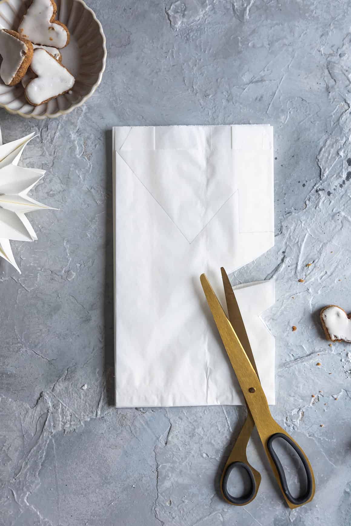 Weihnachtsdeko aus Butterbrottüten basteln – Anleitung für Sterne und Schneeflocken