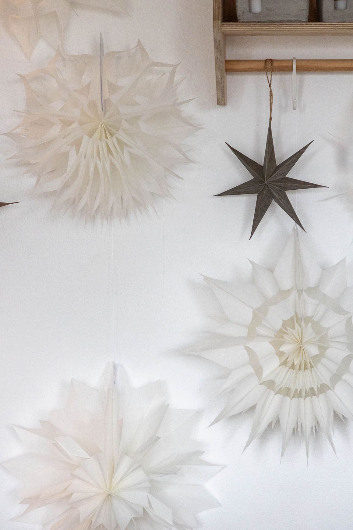 Weihnachtsdeko aus Butterbrottüten basteln – Anleitung für Sterne und Schneeflocken